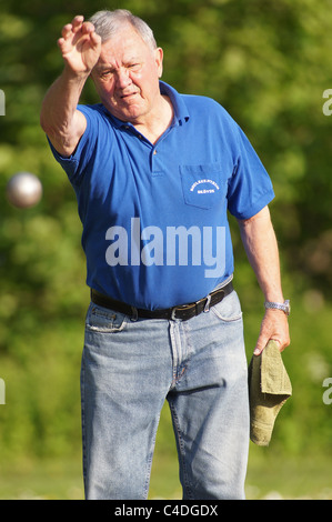 L'uomo gioca boule in Svezia Foto Stock