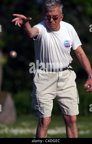 L'uomo gioca boule in Svezia Foto Stock