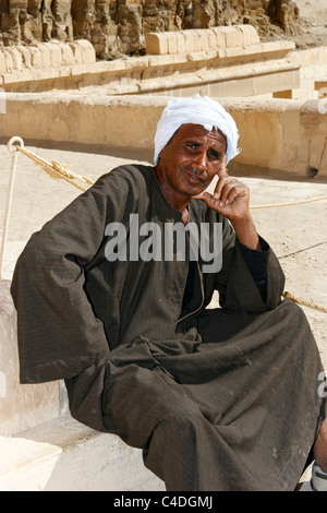 Un egiziano guida in corrispondenza di Hatshepsut 's tempio a Deir el-Bahri, Egitto. Foto Stock