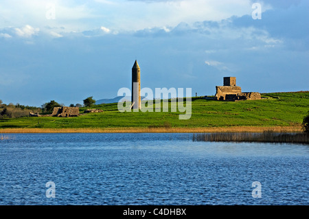Devenish Island, sito monastico, Lough Erne, County Fermanagh, Irlanda del Nord Foto Stock
