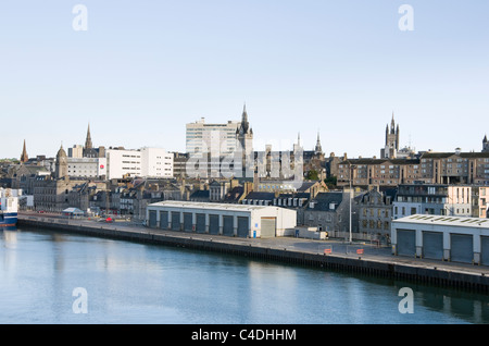 Centro citta' skyline e il mare dal porto di Aberdeen, Aberdeenshire, Scozia, Regno Unito, Gran Bretagna. Foto Stock