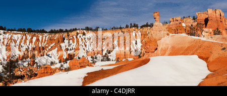 Luminosa, colorata, vista panoramica della regina del giardino della roccia rossa Hoodoos con neve dal sentiero Bryce Canyon National Park nello Utah Stati Uniti d'America Foto Stock