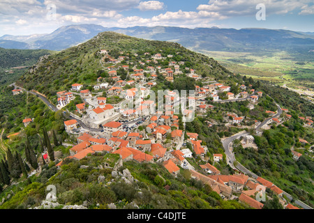 Il bel villaggio di Karytaina in Grecia, vista dal castello sulla sommità della collina Foto Stock