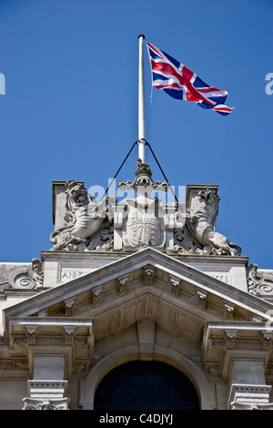Unione battenti bandiera sopra l'edificio del Consiglio, High Street, Colchester, Essex, Regno Unito Foto Stock