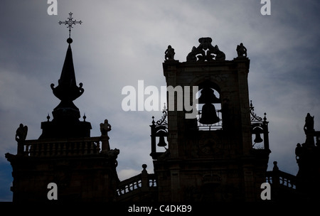 Silhouette del campanile del municipio di Astorga, Spagna. Astorga è situato in via Francese del Cammino di San Giacomo. Foto Stock