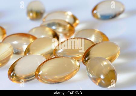 Macro di un mazzetto di giallo pillole di gel Foto Stock