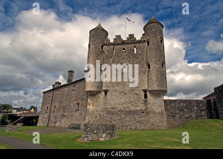 Il castello di Enniskillen, acqua Gate, Enniskillen, fiume Erne, Lough Erne, County Fermanagh, Irlanda del Nord Foto Stock