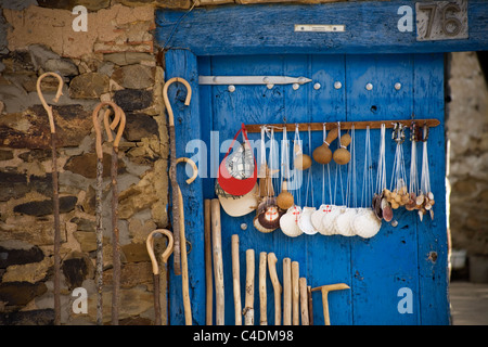 Bastoni da passeggio, conchiglie e negozio di souvenir sono in vendita nel modo francese che porta a Santiago de Compostela, Spagna Foto Stock