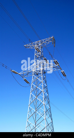 Alta tensione delle linee di trasmissione contro il cielo blu Foto Stock