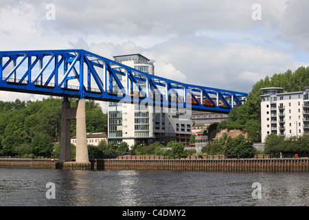 Un Tyneside Metro light railway treno attraversa il fiume Tyne su una trave di acciaio ponte, Newcastle upon Tyne, England, Regno Unito Foto Stock