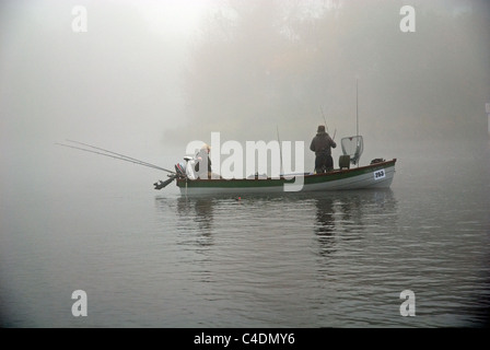 Pike pesca sul fiume Erne, Lough Erne, County Fermanagh, Irlanda del Nord Foto Stock