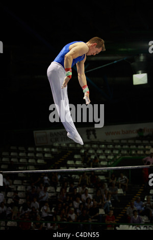 Ginnastica concorrenza: Enrico Pozzo la squadra nazionale italiana è ginnasta esegue il suo alto routine bar Foto Stock