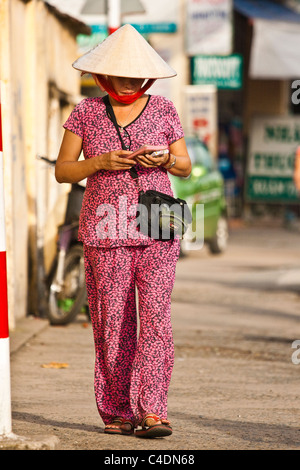 Donna che indossa cappello conico la vendita di biglietti della lotteria Foto Stock