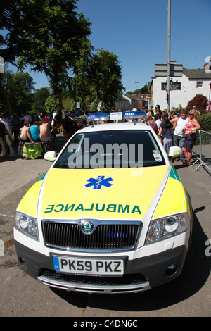 Un ambulanza risponde a una situazione di emergenza nel Regno Unito Foto Stock