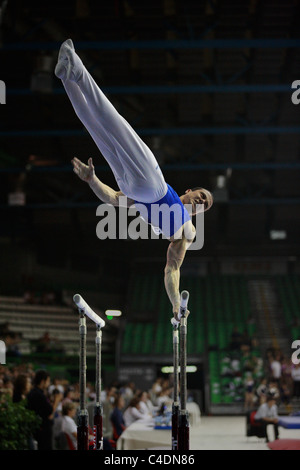 Ginnastica concorrenza: Paolo Ottavi la squadra nazionale italiana del ginnasta esegue il suo parallelo routine bar Foto Stock