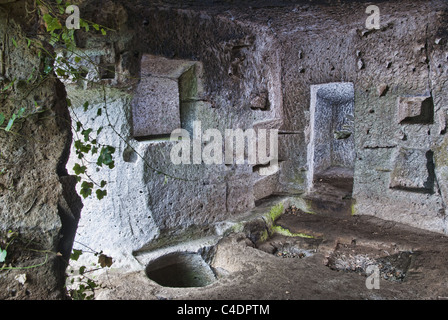 Eremo di Ripatonna Cicognina, delved in tufo. Italia Foto Stock