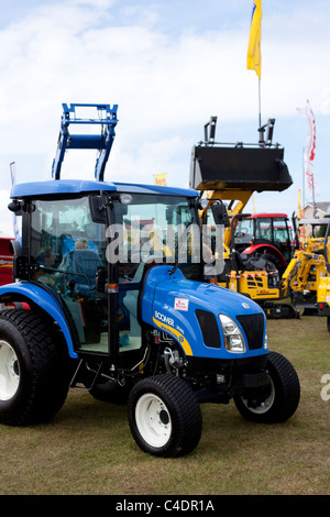 New Holland Boomer 3040 Cab Tractor in occasione del Royal Cornwall Showground 2011 Events & Expositions, Wadebridge, Cornwall County, Regno Unito Foto Stock