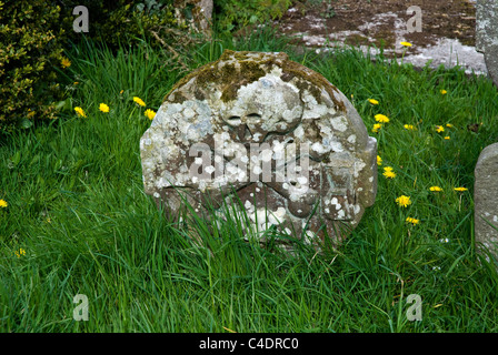 18Il thC Teschio e Ossa Croce pietra tombale, Galloon Island cimitero, superiore del Lough Erne, County Fermanagh, Irlanda del Nord Foto Stock