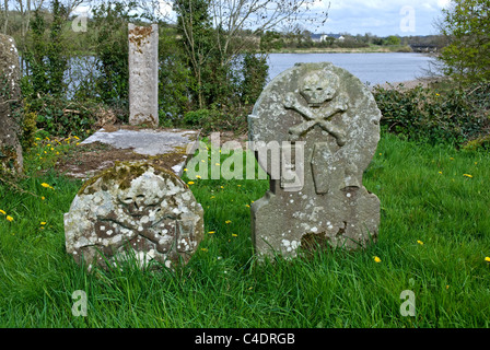 Isola Galloon cimitero con 18thC lapide funeraria e i resti della croce celtica, superiore del Lough Erne, County Fermanagh, Irlanda del Nord Foto Stock