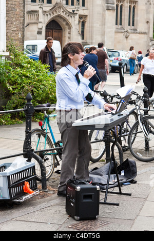 Street performer di Cambridge, Regno Unito Foto Stock