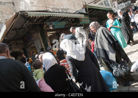 #Gerusalemme a piedi attraverso di esso il posto e il Santo Sepolcro Terra Sancta. Gerusalemme religiosa scene generico e concetti. Foto Stock