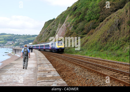 Un primo grande western treno sul suo modo di dawlish avendo appena lasciato teignmouth Devon England Regno Unito Foto Stock