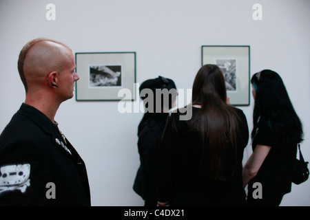 I giovani che frequentano la mostra fotografica n Halles exhibition halls in Leipzig Germania orientale Foto Stock