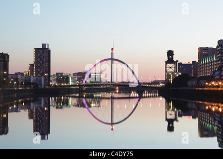 Guardando ad Ovest lungo il fiume Clyde verso il Clyde Arc Bridge al tramonto, Glasgow, Scotland, Regno Unito Foto Stock