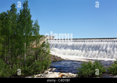 Owerflow di acqua sull'uomo-reso stagno di storage nella Carelia, la Russia. Semi-lago di serbatoio nel Canale Mar Bianco-Mar Baltico Foto Stock