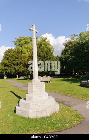 Memoriale di guerra croce in un cimitero Foto Stock