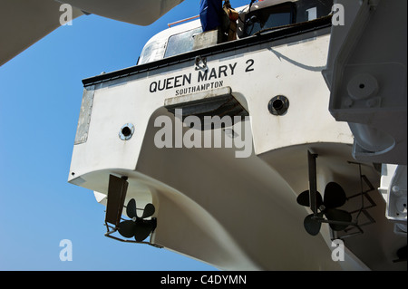 Scialuppa di salvataggio sul ponte superiore su Cunard lussuosa nave da crociera, la Queen Mary 2. Foto Stock