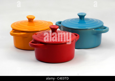 Giallo Blu e Rosso di coccio su cucina top Foto Stock