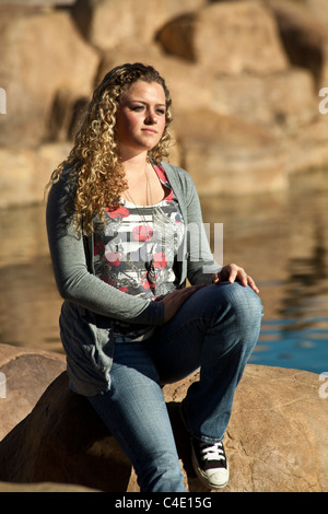 15-18 anno Olds Teen ragazza seduta su roccia meditando contemplando la vita. Signor © Myrleen Pearson Foto Stock