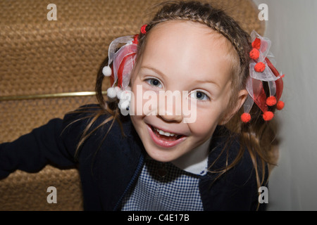 4 anni schoolgirl in abito gingham, estate uniformi scolastiche Foto Stock