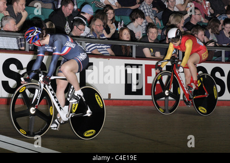 Lin Junhong Cina Sandie Clair Francia B semi finale UCI ciclismo su pista World Cup concorrenza Manchester Velodrome Foto Stock