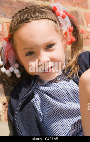 4 anni schoolgirl in abito gingham, estate uniformi scolastiche Foto Stock