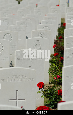 Tombe di unidentified soldati britannici, Vis-en-Artois cimitero di guerra, Haucourt, Francia Foto Stock