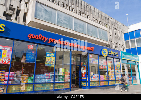 99p e Poundland negozi, Broad Street Mall, Broad Street, Reading, Berkshire, Inghilterra, Regno Unito Foto Stock