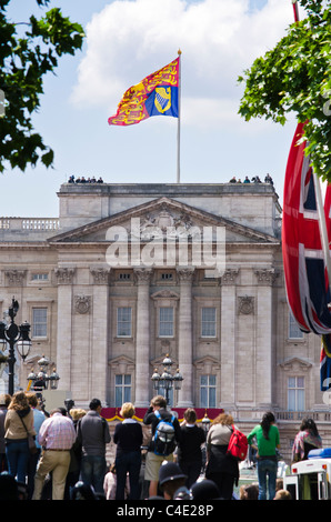 Buckingham Palace - Trooping il colore cerimonia parata militare marcatura Queen Elizabeth II Foto Stock