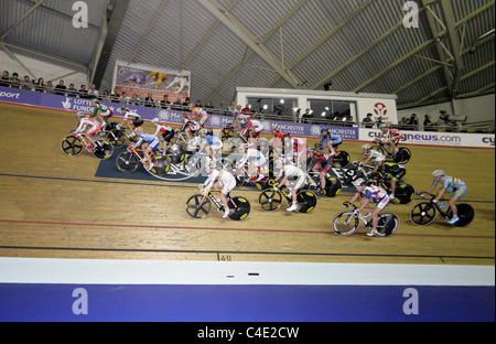 Donna scratch della corsa finale di UCI di ciclismo su pista World Cup concorrenza Manchester Velodrome uk 19 feb 2011 Foto Stock