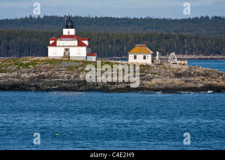 Uovo faro di roccia e appartamento del guardiano sulla roccia di uovo isola nel Maine Foto Stock