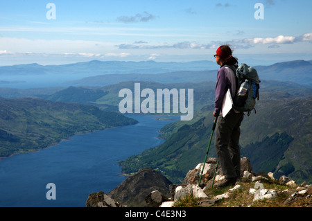 Una signora hillwalker sul vertice di Sgurr nan Carnachan sulla traversa del Cinque Sistes di Kintail Foto Stock