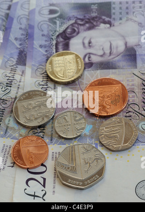 Nuovo design delle monete del Regno Unito su venti pound note Foto Stock