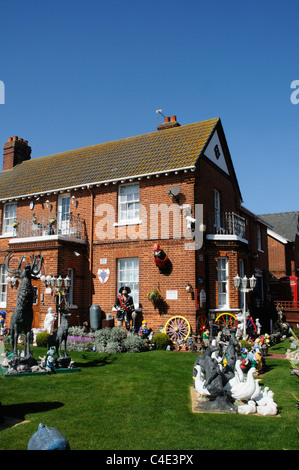 Una casa con un sacco di statue nel Giardino di Clacton Essex Foto Stock