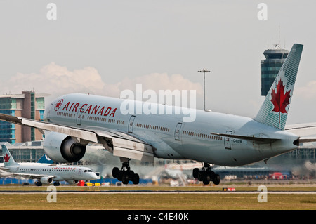 Un Air Canada Boeing 777-300ER aereo jet atterra all'Aeroporto Internazionale di Vancouver. Foto Stock