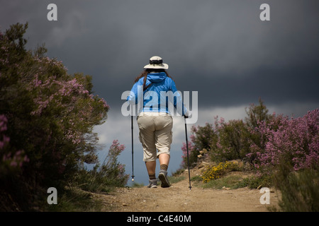 Un pellegrino passeggiate in una pista situata nel modo francese che porta a Santiago de Compostela, a El Bierzo regione, Leon, Spagna. Foto Stock