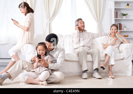 Famiglia Multi-Generational utilizzando telefoni Foto Stock