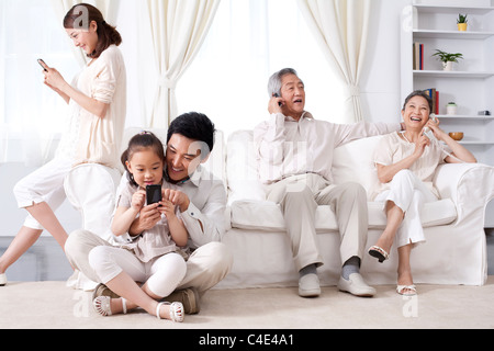 Famiglia Multi-Generational utilizzando telefoni Foto Stock