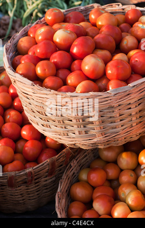 I pomodori in cesti in un mercato indiano Foto Stock
