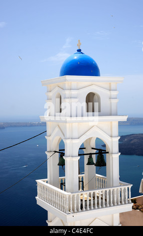 Firostefani, Santorini Cicladi Grecia, un campanile della chiesa greco-ortodossa Foto Stock